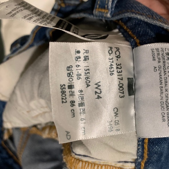 medium-dark wash levi’s jean shorts - Picture 6 of 6